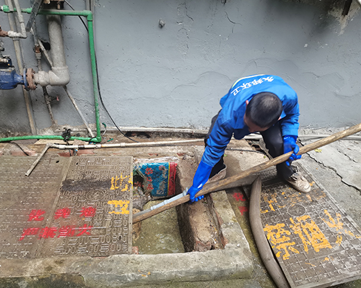 青松路街道清掏化粪池