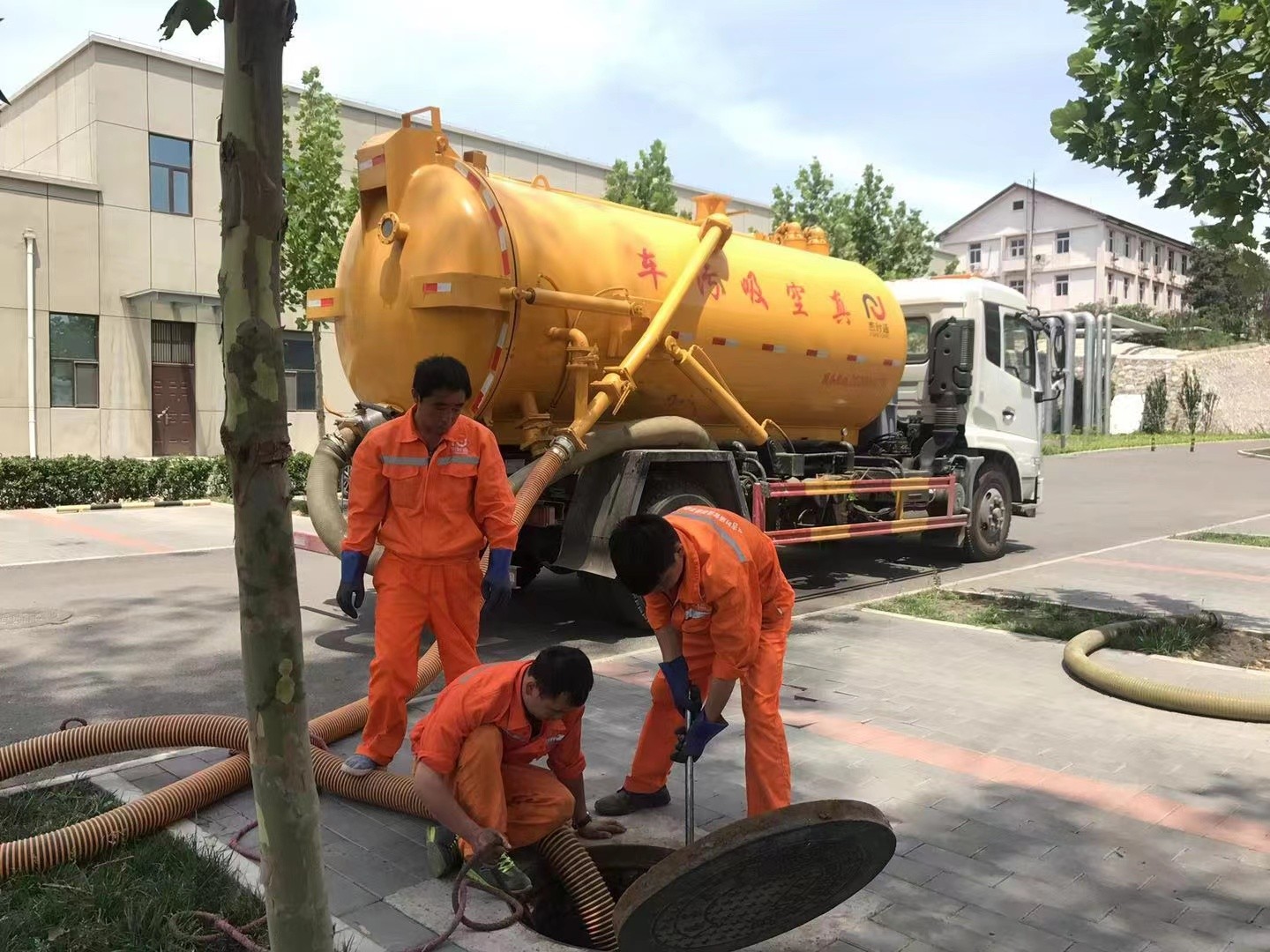 青松路街道化粪池清理与5-8吨吸粪车施工效率分析